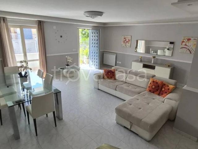 Villa in affitto a Pozzuoli via Monterusso, 27, arredato, giardino privato, terrazzo TrovaCasa
