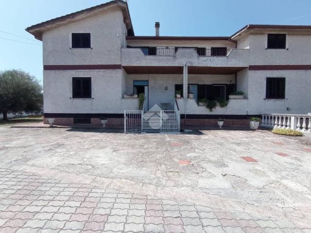 Villa in affitto a Pomezia via delle Gardenie, 28, arredato, posto auto, terrazzo TrovaCasa
