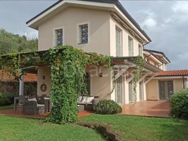 Villa in affitto a Pietrasanta via Murli, 1, arredato, giardino privato, posto auto TrovaCasa
