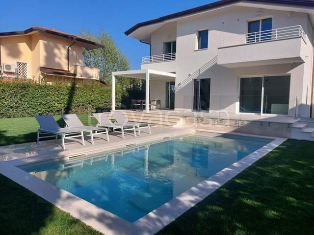 Villa in affitto a Pietrasanta via Carlo Pisacane, 36, arredato, giardino privato, posto auto TrovaCasa