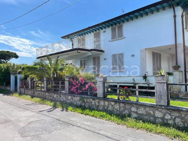 Villa in affitto a Pietrasanta via Duca d'Aosta, arredato, giardino privato, box TrovaCasa