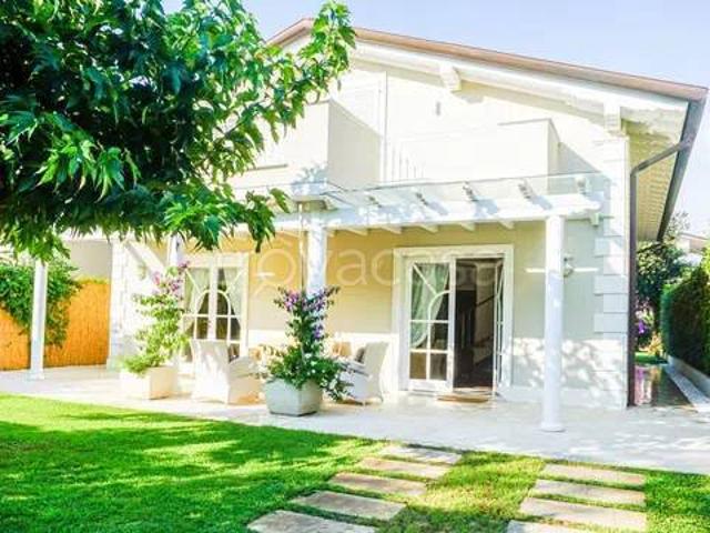 Villa in affitto a Pietrasanta via Duca della Vittoria, 26, giardino privato, terrazzo, aria condizionata TrovaCasa