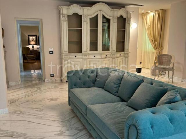 Villa in affitto a Pietrasanta via Giosuè Carducci, 11, arredato, giardino privato, posto auto TrovaCasa