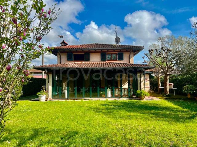 Villa in affitto a Pietrasanta via Puglie, 3, arredato, giardino privato, posto auto TrovaCasa