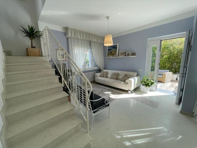 Villa in affitto a Pietrasanta via peschiera, 79, giardino, terrazzo, luminoso TrovaCasa