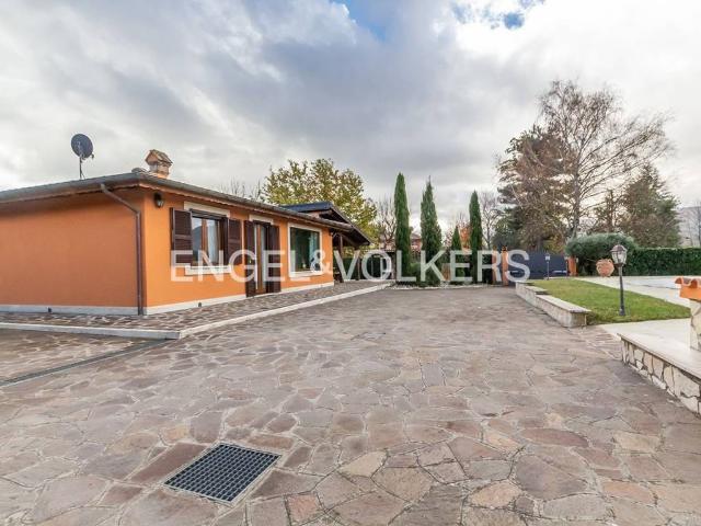 Villa in affitto a Rocca Priora via dell'Osteria Nuova, arredato, giardino privato, box TrovaCasa