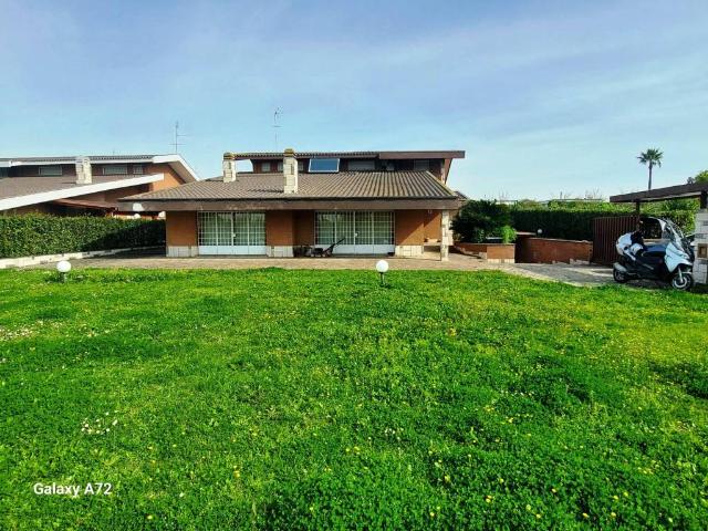 Villa in affitto a Roma via della Valle dei Fontanili, arredato, giardino privato, box TrovaCasa