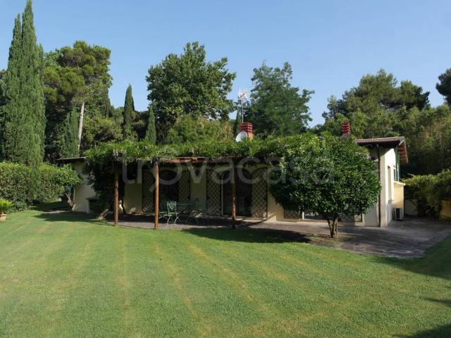 Villa in affitto a Roma via Lucio Volumnio, arredato, giardino privato, posto auto TrovaCasa