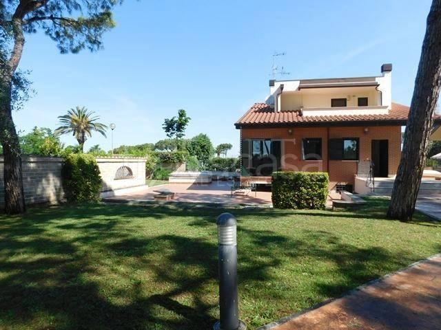 Villa in affitto a Roma, giardino privato, box, taverna TrovaCasa