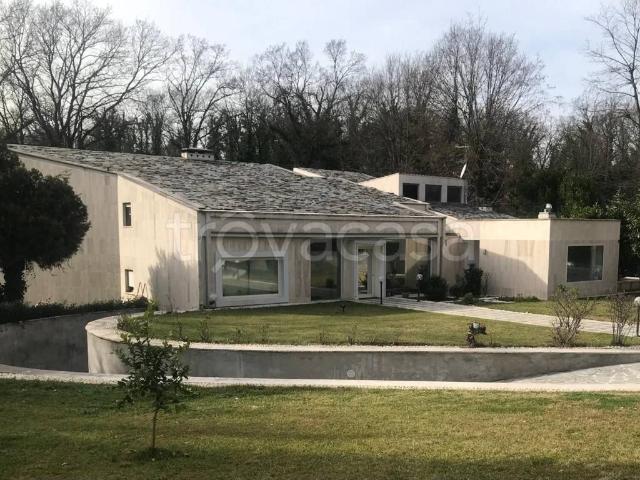 Villa in affitto a Roma largo dell'Olgiata, giardino privato, box, terrazzo TrovaCasa