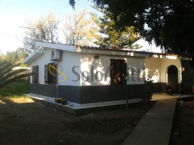 Villa in affitto a Reggio di Calabria via Marina, giardino privato, posto auto, parzialmente arredato TrovaCasa