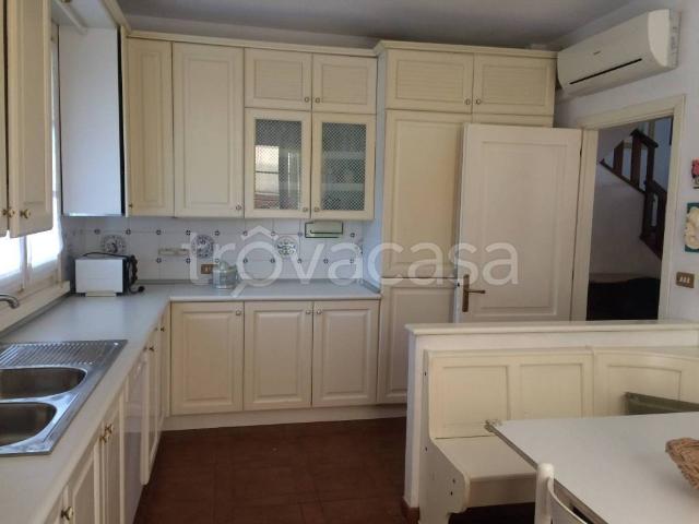 Villa in affitto a Riccione viale Giuseppe Giusti, 10, arredato, giardino privato, lavatrice TrovaCasa