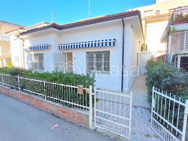 Villa in affitto a Riccione viale Tito Speri, 6, arredato, giardino privato, lavatrice TrovaCasa