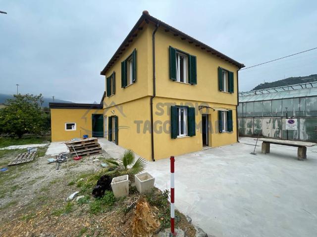 Villa in affitto a Taggia via San Francesco, non arredato/vuoto, giardino privato, riscaldamento autonomo TrovaCasa