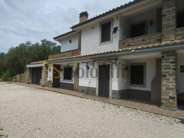 Villa in affitto a Trevignano Romano via Quarto di Fuori, arredato, posto auto, caminetto TrovaCasa