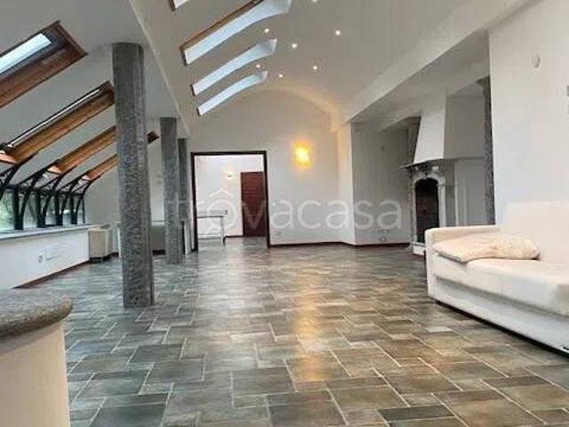Villa in affitto a Varese via Montello, giardino privato, terrazzo, caminetto TrovaCasa