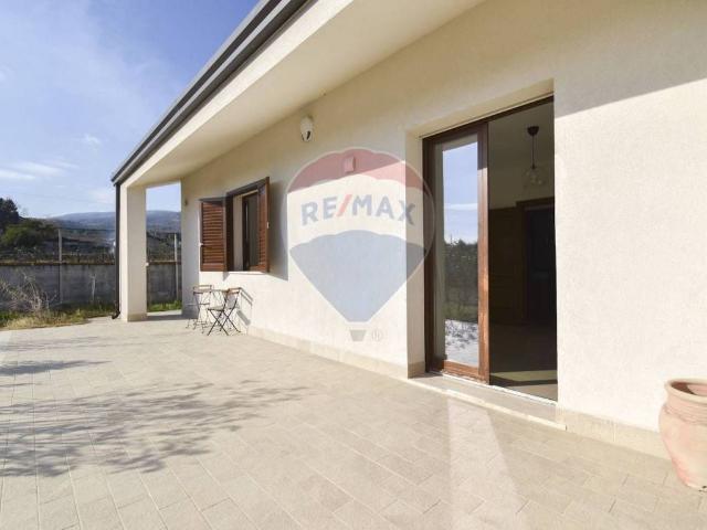 Villa in affitto ad Aci Sant'Antonio via Salemi Pennisi, 74, giardino privato, nuova costruzione, luminoso TrovaCasa