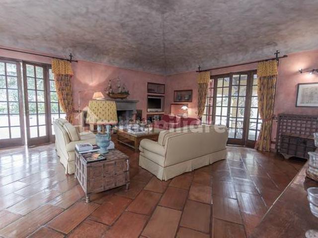 Villa in affitto ad Appiano Gentile via al Golf, giardino privato, box, terrazzo TrovaCasa