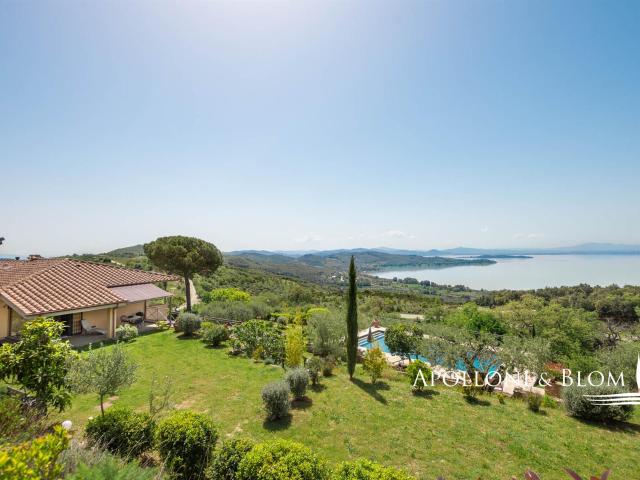 Villa in collina vista lago e piscina a sfioro Passignano. 342m² Passignano sul Trasimeno