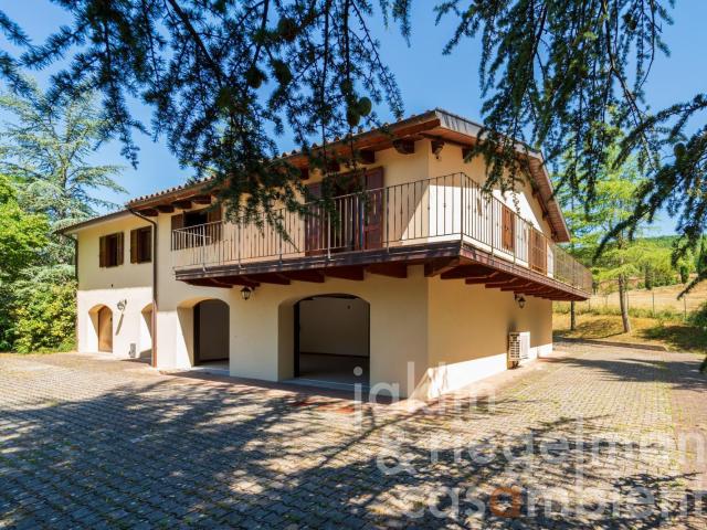 Villa in classe energetica A1 con ascensore e ampio garage n. 312m² Pratovecchio