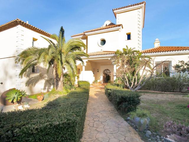 Espectacular Villa en Gran Parcela con Vistas Panorámicas al Mar – Forest Hills