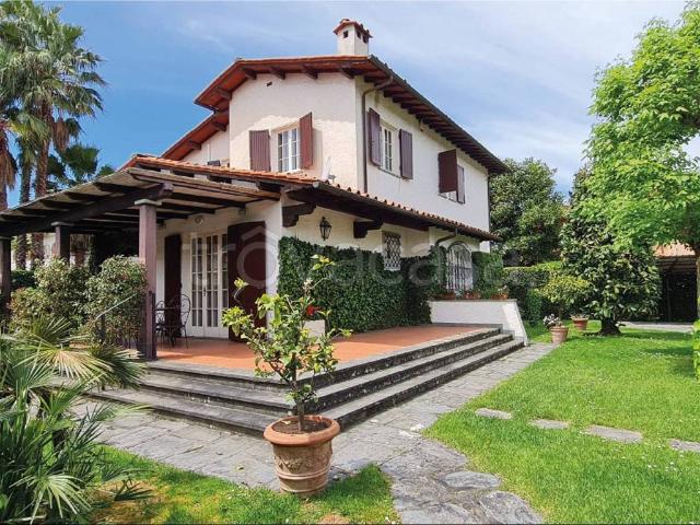 Villa in in affitto da privato a Forte dei Marmi via m. Santocchi, 21, giardino privato, da privato TrovaCasa