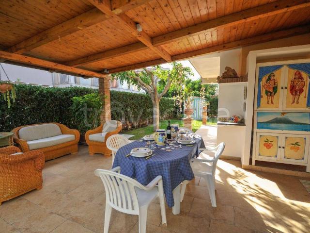 Villa in in affitto da privato a Giardini Naxos viale Jannuzzo, 45, giardino privato, da privato, lavastoviglie TrovaCasa