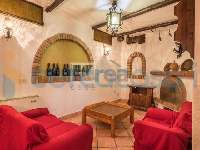 Villa in ottime condizioni, in affitto in Via Cropani, Roma