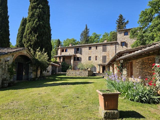 Villa in pietra con due dependence, una capanna e 100 ettari. 1075m² Monteriggioni