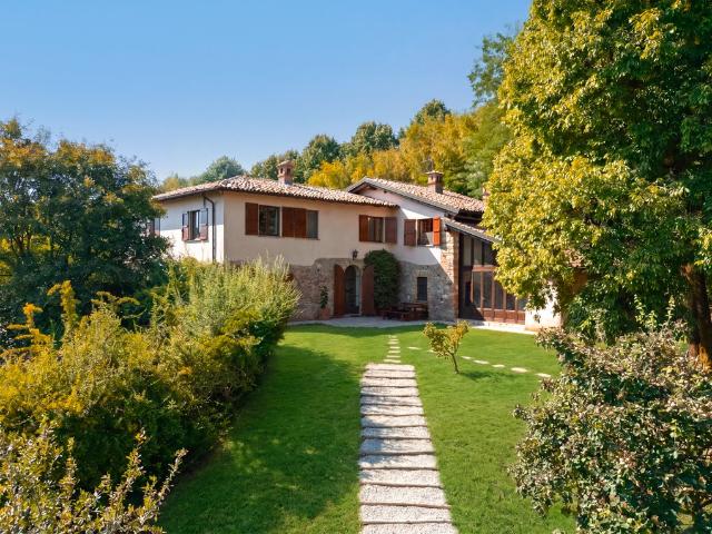 Villa in pietra con piscina tra le colline 476m² Odalengo Piccolo