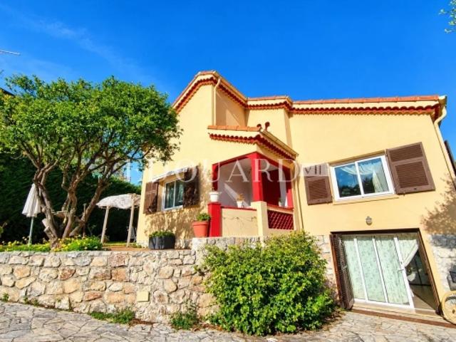 Villa indépendante à vendre, en excellent état avec piscine, jardin plat et vaste parking extérieur