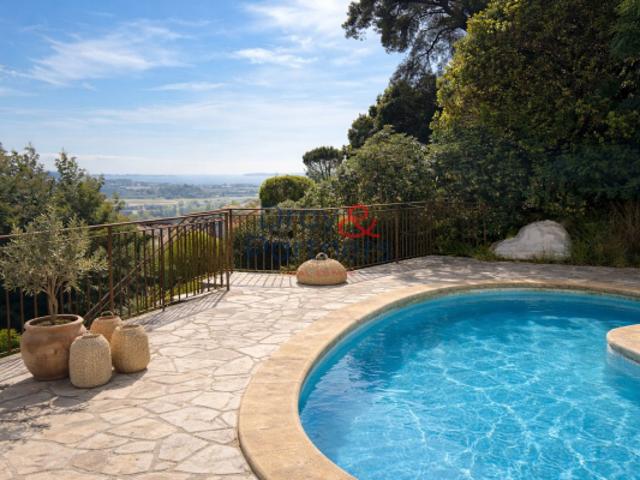 Villa indépendante de 6 pièces avec piscine à rénover