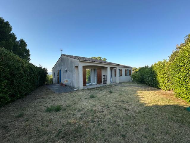 Villa indépendante de plain pied 4 pièces avec jardin clos, garage et terrasse pour une location confortable et fonctionnelle