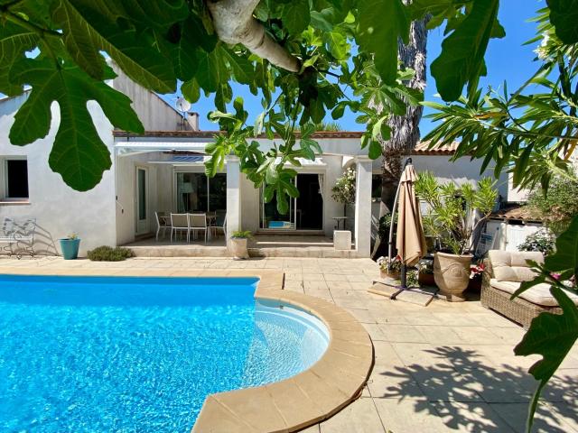 Villa indépendante de plain pied avec 5 chambres et piscine