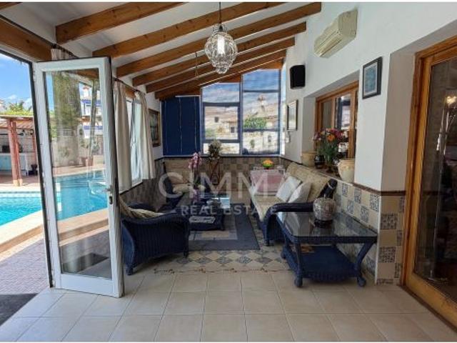 Villa independiente mediterránea con piscina y entorno privado