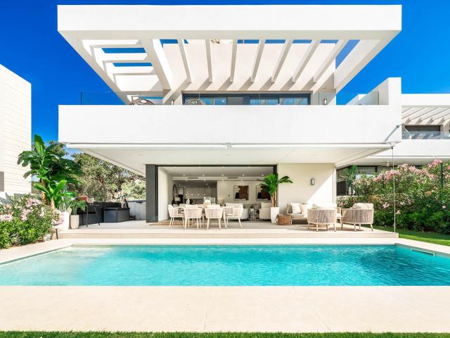 Villa independiente a estrenar, ubicada en Elviria, una de l. 312m² Marbella