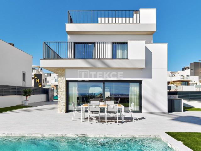 Villa Independiente Ciudad de las Comunicaciones San Miguel. 190m² San Miguel de Salinas
