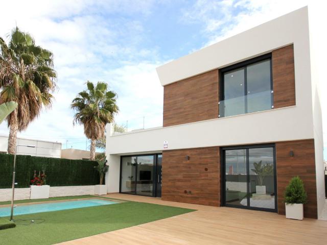 Villa independiente con 3 dormitorios y 2 baños con un aseo. 220m² El Campello