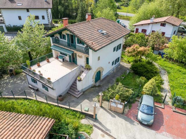 Villa independiente con terreno y río, cerca de zona urbana · Olaberría, Irun