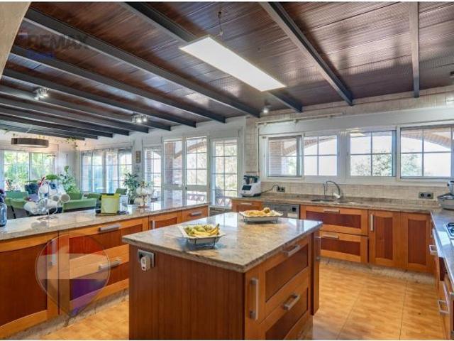 Villa independiente con vistas a la bahía de Málaga, piscina privada y 5.000 m2 de parcela