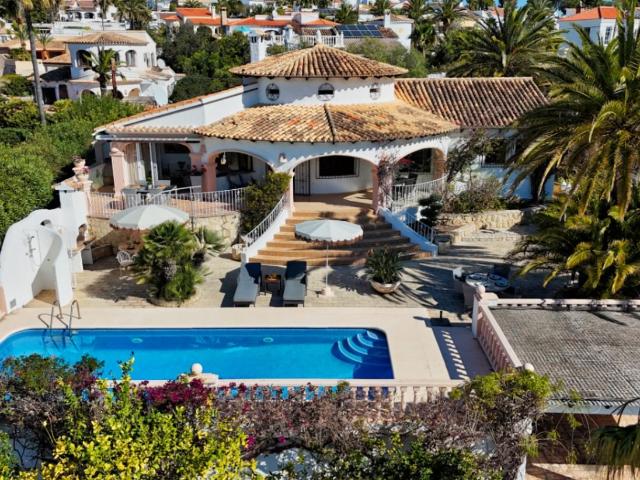 Villa independiente con vistas al mar, piscina y 3 dormitori. 228m² Benissa