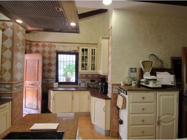 Villa Independiente con Gran Parcela y Encanto Natural en Pinos de Alhaurín