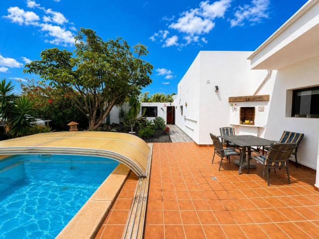 Villa independiente con piscina climatizada y cubierta, estudio independiente y gran parcela en Montaña Roja