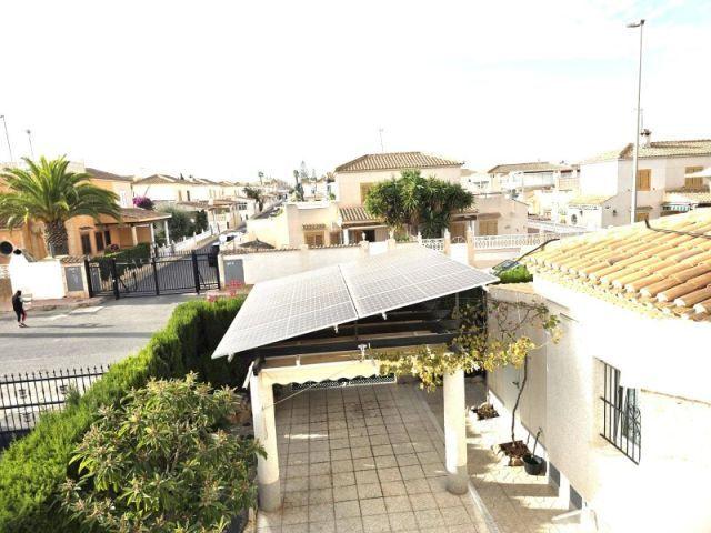 VILLA INDEPENDIENTE CON PISCINA CLIMATIZADA Y PANELES SOLARES CERCA DEL MAR