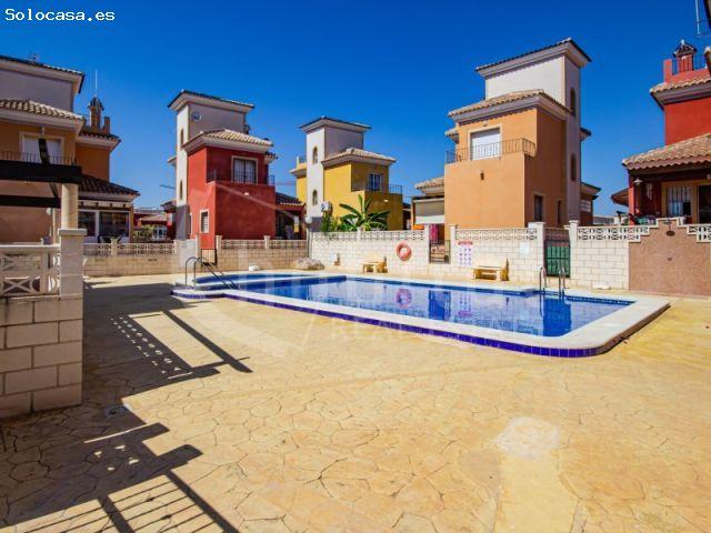 Villa independiente con piscina comunitaria a la venta en Los Montesinos