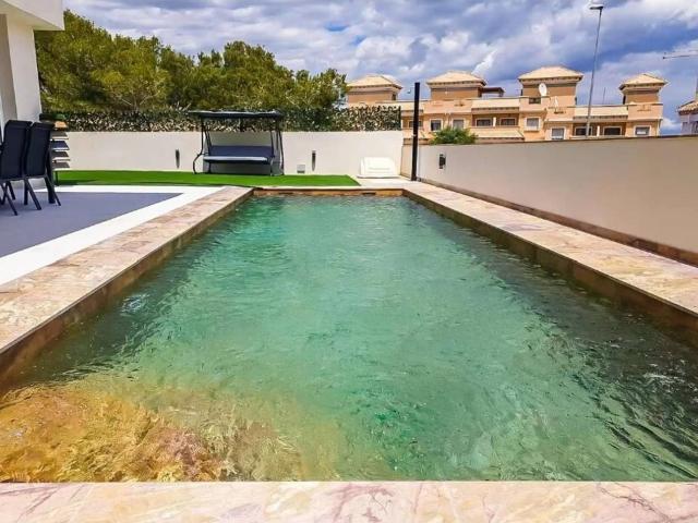 VILLA INDEPENDIENTE CON PISCINA PRIVADA
