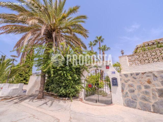 VILLA INDEPENDIENTE CON PISCINA PRIVADA, VISTAS AL MAR Y APARTAMENTO