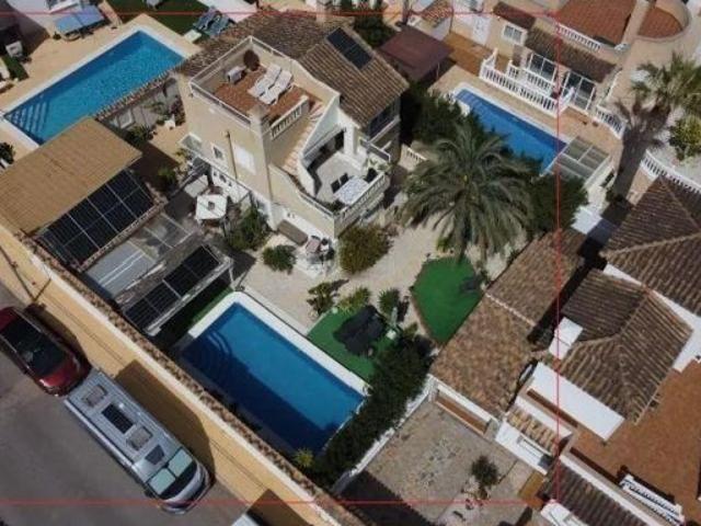 Villa independiente con piscina y energía solar | San Miguel de Salinas