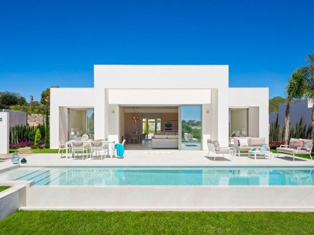 Villa independiente de cuatro dormitorios, ubicada en el cam. 200m² Orihuela Costa