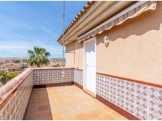 Villa independiente de dos pisos en una comunidad cerrada en Orihuela Costa